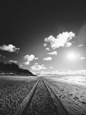 Kelias tarp / Road between