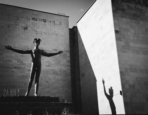 Atvirai prieš / Bare against